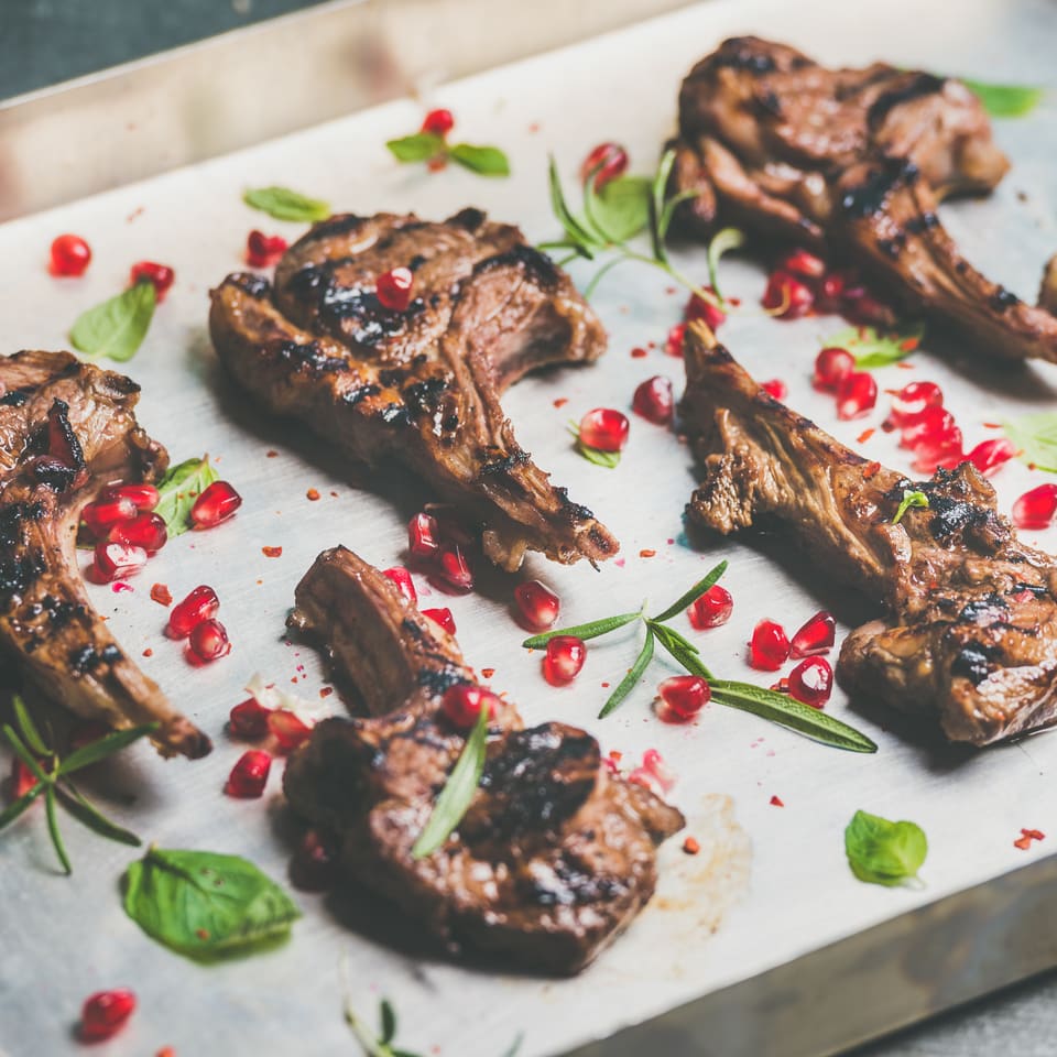 Grillaðar lambakótilettur með granateplafræjum og rósmarín.