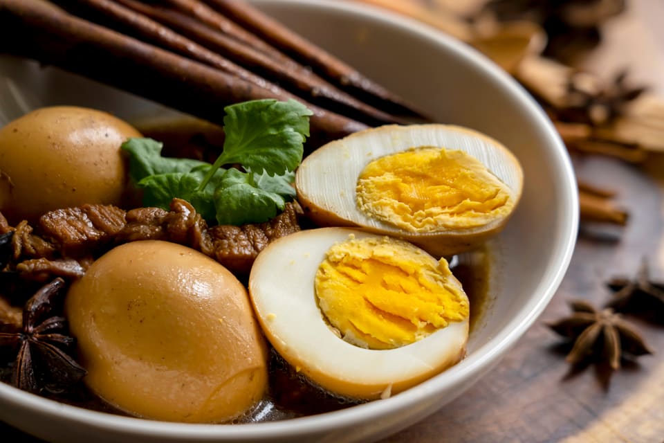 Hægeldað svínasíðukjöt með soðnum eggjum, stjörnuanís og kanil.