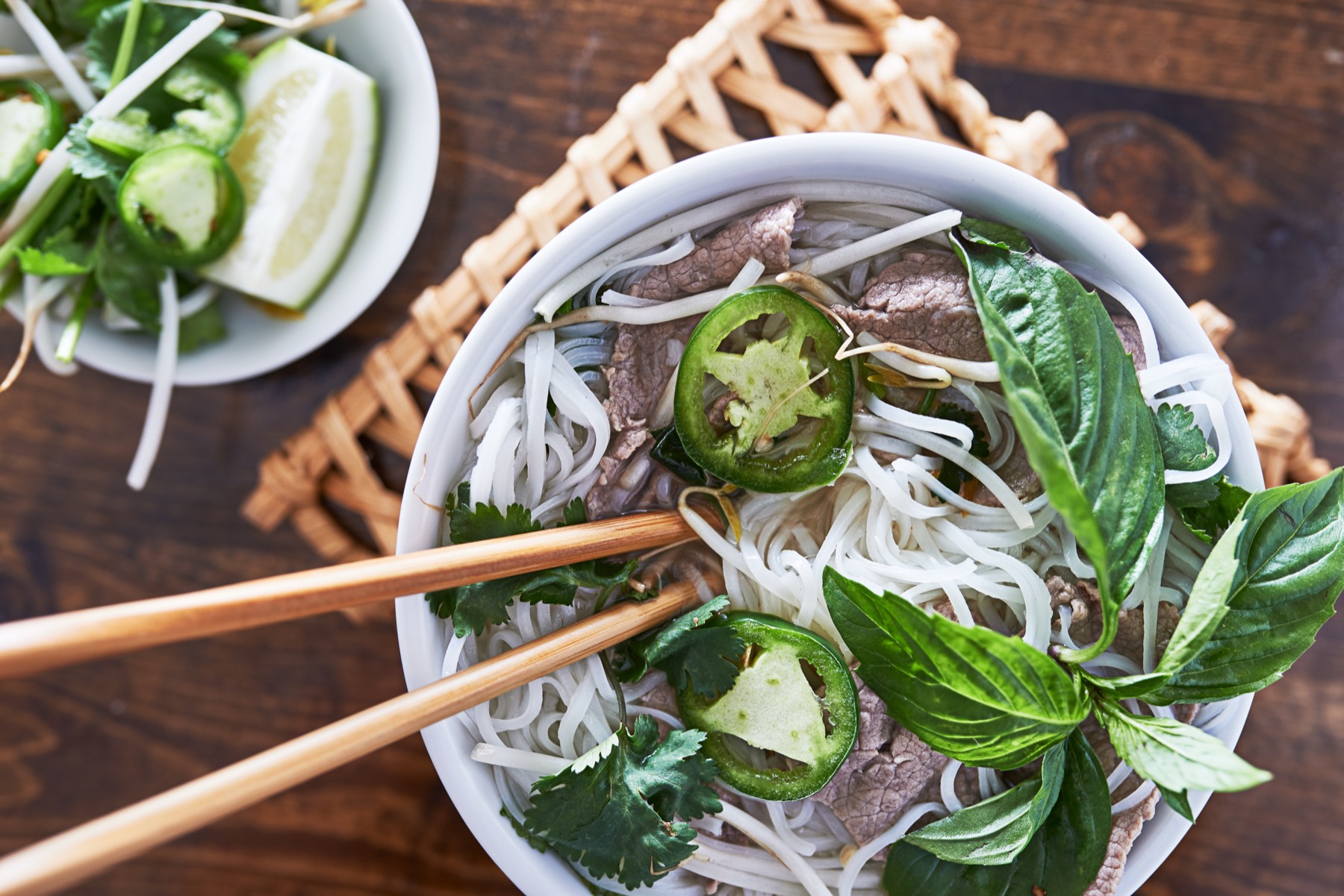 Phở með nautakjöti, jalapeño og ferskri basilíku.
