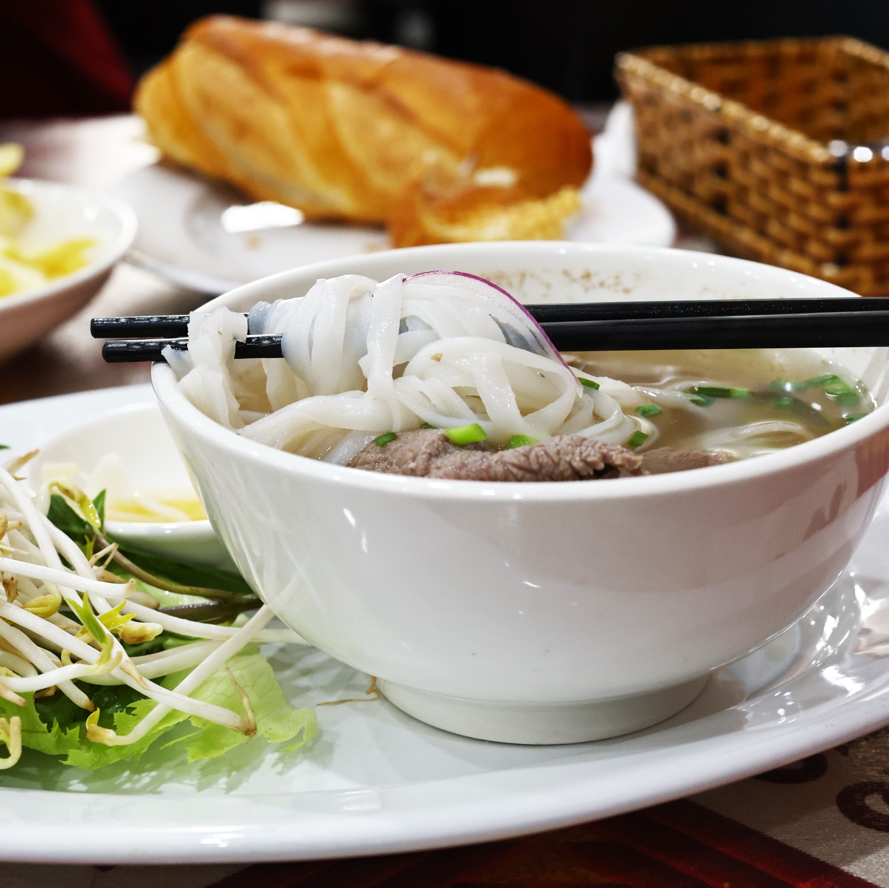 Phở með baunaspírum og brauði.